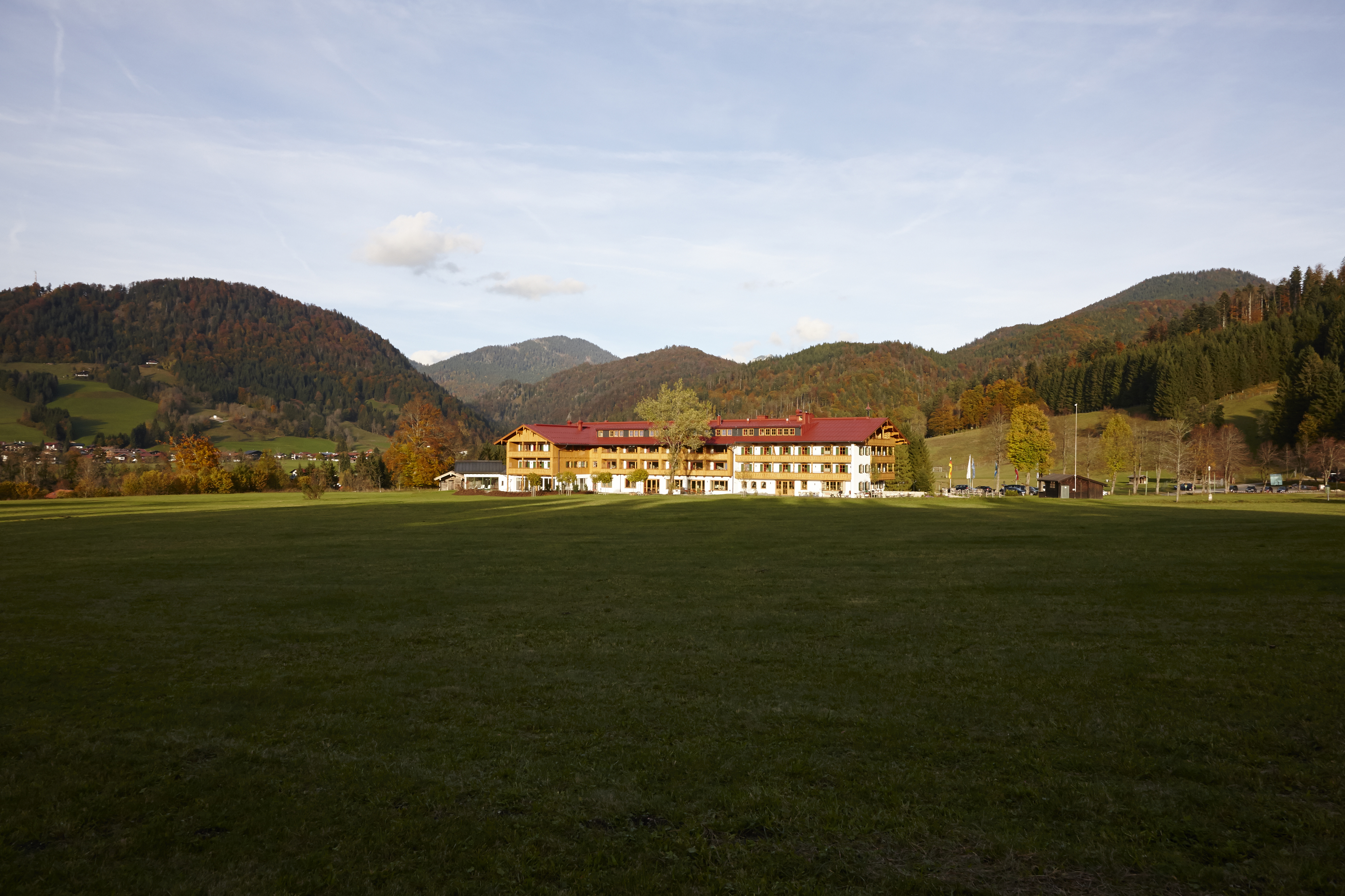 Blick aus der Ferne auf Gut Steinbach, Romantik Hotel & Chalets in Reit im Winkl