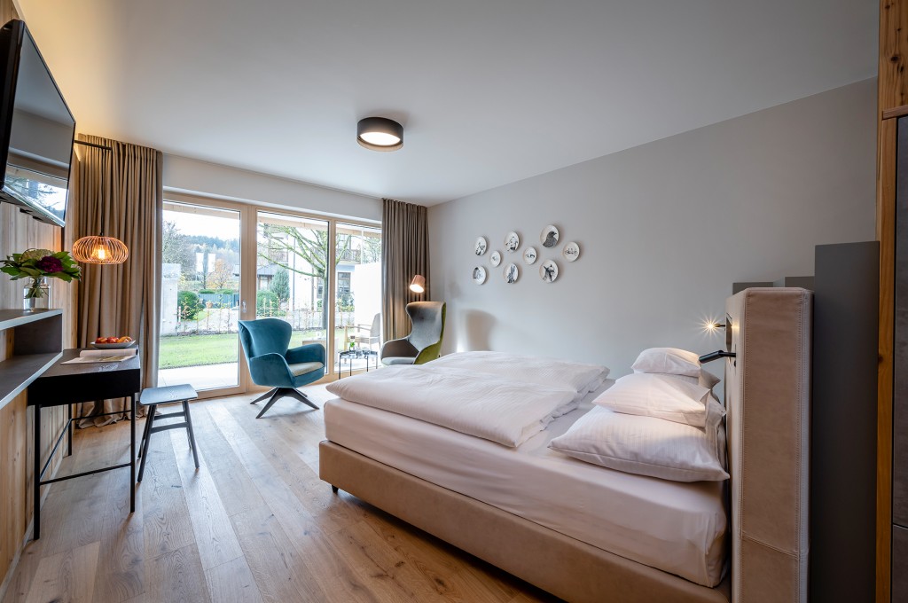 Das Foto darf ausschließlich für PR- und Marketingmaßnahmen des Landhaus TANNER - Aglassing 1 - D-83329 Waging am See räumlich und zeitlich unbegrenzt verwendet werden. Das Copyright verbleibt beim Bildautor Günter Standl (www.guenterstandl.de). Jegliche Nutzung Dritter ist mit dem Bildautor gesondert zu vereinbaren. Der Bildautor stellt das gelieferte Bildmaterial nicht von Rechten Dritter frei. Etwaige Ansprüche Dritter fallen in den Verantwortungsbereich des Bildnutzers.
