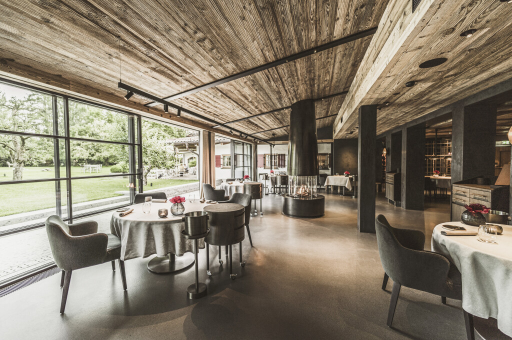 NEU2_Restaurant-essenz-interior-laessiges-Ambiente-modern-gourmet-edip-sigl-chiemgau-chiemsee-das-achental-11
